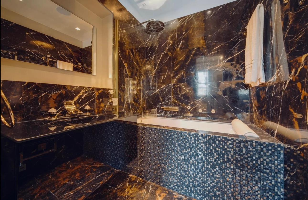 Des Champs Elysees Apartment